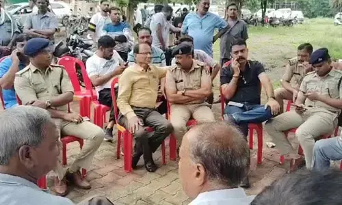 Durg news: बलौदाबाजार हिंसा मामले में देवेंद्र यादव से पूछताछ के लिए भिलाई पहुंची पुलिस, समर्थकों ने पुलिस को अंदर जाने से रोका