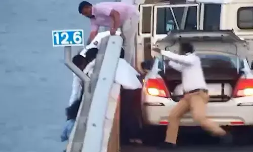 Mumbai Video: महिला ने की अटल सेतु से कूदने की कोशिश की, ड्राइवर और पुलिस ने बचाया, वायरल हुआ वीडियो, यहां देखें