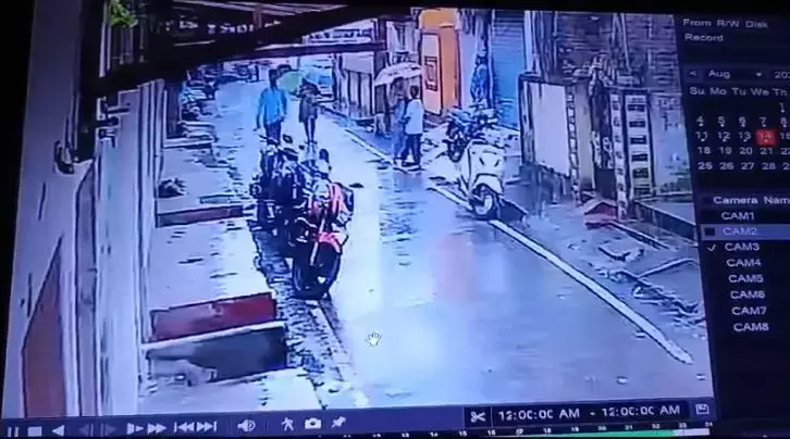 GPM News: कुत्ते को लाठी से पीट-पीटकर मार डाला, कैमरे में कैद हुई घटना...