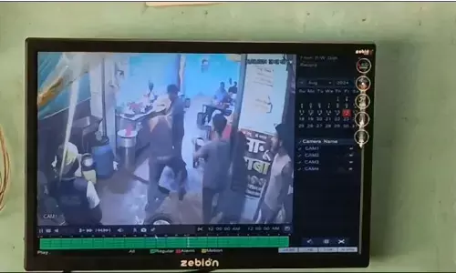 Mungeli News: ढाबा संचालक ने दूसरे ढाबा संचालक को मारा चाकू, CCTV फुटेज आया सामने...