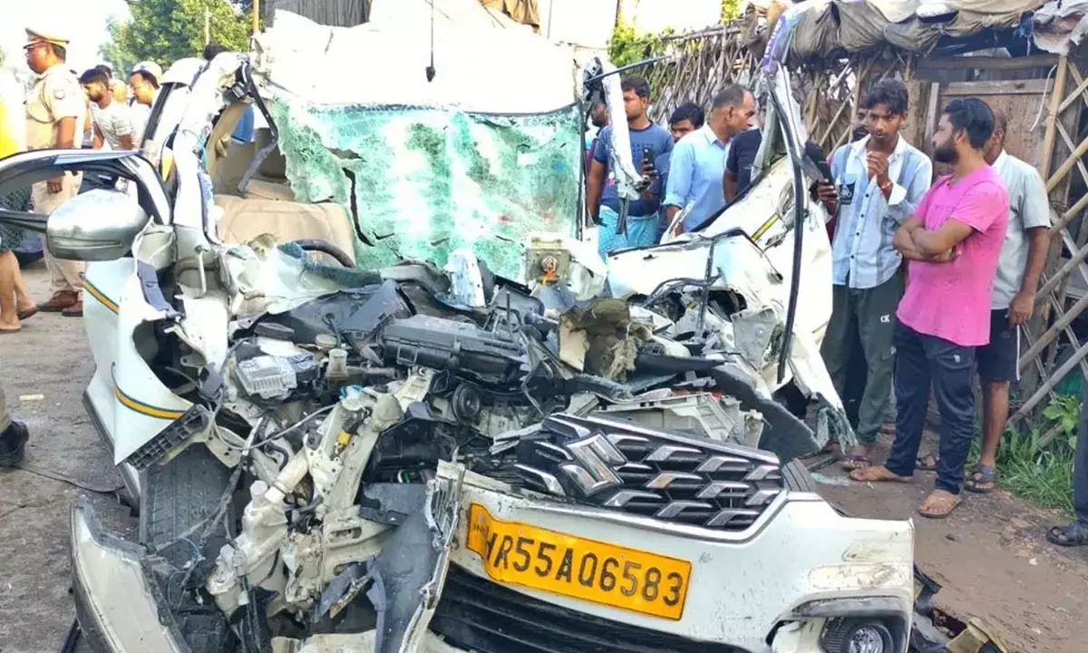 Accident News: नीद की एक झपकी और उजड़ गया परिवार...ट्रक में घुसी कार, 4 की मौत, 3 घायल