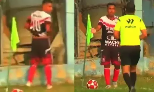 Footballer VIDEO: फुटबॉलर खिलाड़ी का शर्मनाक हरकत: लाइव मैच के दौरान मैदान में पेशाब करता दिखा खिलाड़ी, देखिए...