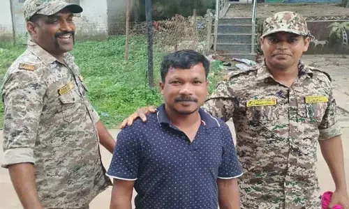 Chhattisgarh News: 5 लाख के इनामी नक्सली एरिया कमांडर ने किया सरेंडर: कहा-सरकार की पुनर्वास नीति से है प्रभावित