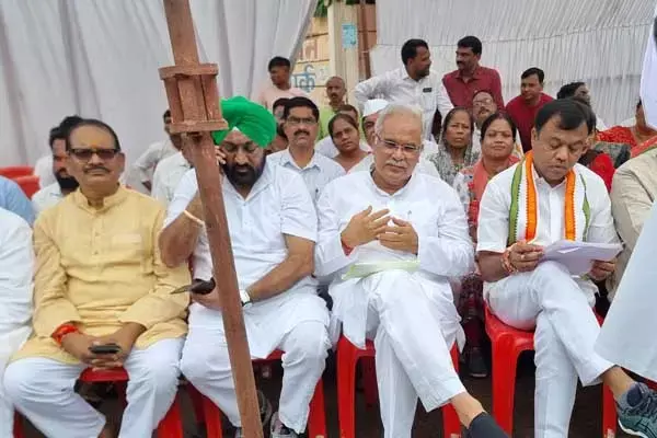 Chhattisgarh News: कांग्रेस का रायपुर में ED कार्यालय के बाहर प्रदर्शन: बारिश के बीच पहुंचे PCC चीफ और X-CM देखें वीडियो