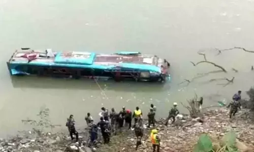 Nepal Bus Accident: नेपाल में बड़ा हादसा, 40 भारतीयों को ले जा रही बस नदी में गिरी, 14 लोगों के मरने की आशंका