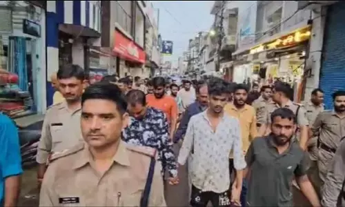 Chhatarpur News: छतरपुर में आरोपियों का निकाला गया जुलूस, पत्थर चलाने वालों की पुलिस ने परेड कराई