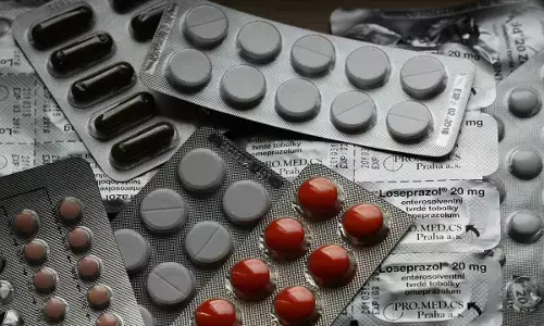 Govt Bans 156 Medicines: केंद्र सरकार ने नुकसान पहुंचाने वाली 156 दवाओं पर लगाया बैन, कहीं आप भी तो नहीं कर रहे इसका सेवन, देखिए पूरी लिस्ट