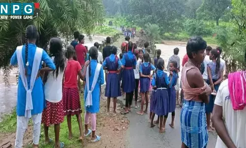 Raigarh News: नाले के ऊपर बना ब्रिज टूटा, दर्जनों गांव बन गए टापू, जान जोखिम में डाल स्कूल जानें को मजबूर बच्चे