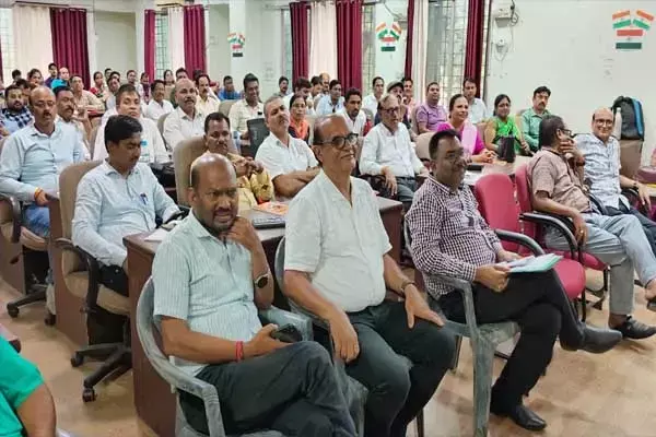CG Education News: आओ तुम्हें चांद पर ले जाएं: SCERT में अनोखा आयोजन, अधिकारी और प्राध्यापक बने छात्र, पढ़ा यह पाठ...
