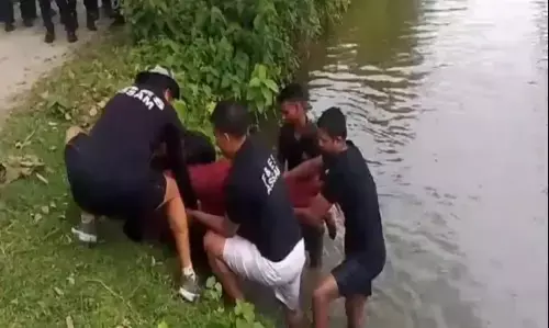 Assam Nagaon Rape Case: असम नौगांव रेप केस के मुख्य आरोपी की मौत, क्राइम सीन पर ले जाते वक्त तालाब में कूदा