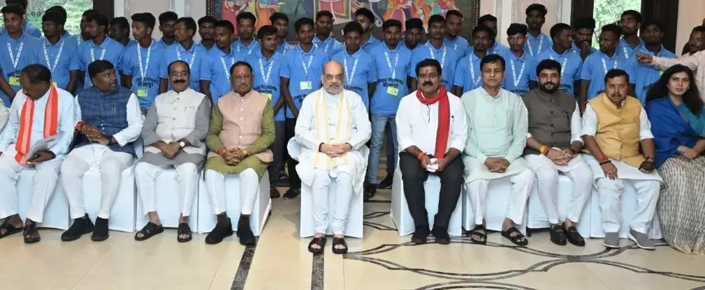 CG: नक्सल क्षेत्र के 31 युवा पहली बार पहुंचे रायपुर, गृहमंत्री अमित शाह से की मुलाकात, रोजगार के नए नए अवसर से हुए परिचित