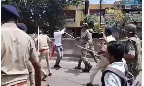 Chhattisgarh News: भिलाई में कांग्रेस कार्यकर्ताओं पर पुलिस ने भांजी लाठी: बजरंग दल के कार्यकर्ताओं से मारपीट के आरोपी सभापति की गिरफ्तारी का कर रहे थे विरोध