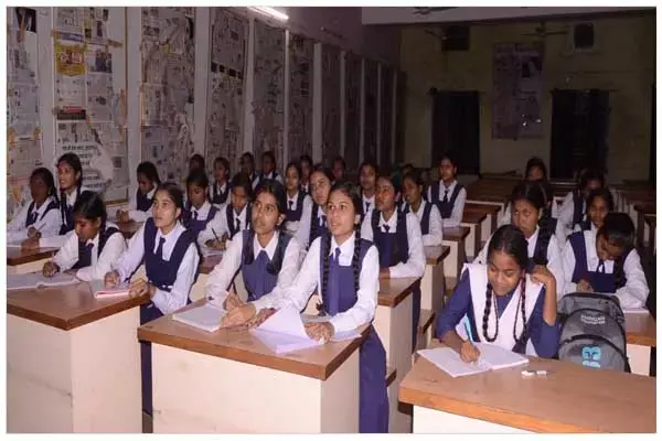 Raipur News: इस प्रयास को सलाम: सरकारी स्‍कूल के शिक्षक नियमित कक्षाओं के बाद जेईई और नीट की नि:शुल्‍क करा रहे तैयारी, ब्‍लॉक स्‍तर तक ऑन लाइन चल रही क्‍लास