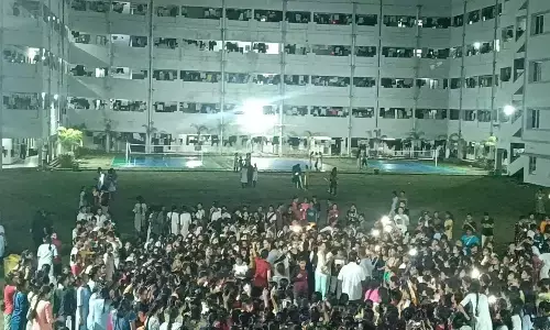 Hidden Camera Scandal Gudlavalleru College: आंध्र प्रदेश में गुडलावाल्लेरू इंजीनियरिंग कॉलेज के वाशरूम में छिपा कैमरा, छात्राओं का MMS वीडियो लीक, मचा हंगामा