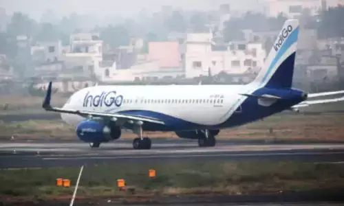 IndiGo Flight Emergency Landing: बीच आसमान में फेल हुआ विमान का इंजन, कोलकाता एयरपोर्ट पर हुई आपात लैडिंग