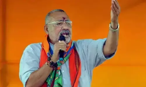 Attacked on Giriraj Singh: बिहार में केंद्रीय मंत्री गिरिराज सिंह पर हमले की कोशिश, जनता दरबार में शख्स ने चलाया मुक्का