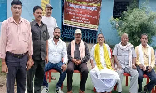 CG News: गजब! 5 साल से पैरालाइज्ड है शिक्षक, फिर भी स्कूल में लग गई ड्यूटी, गुस्साए ग्रामीणों ने स्कूल में जड़ दिया ताला