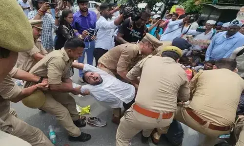 Teacher Candidates Protest: 69000 शिक्षक भर्ती को लेकर अभ्यर्थियों का हंगामा, डिप्टी CM के आवास पर किया प्रदर्शन, पुलिस ने बरसाई लाठियां