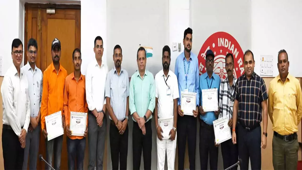 Bilaspur News: रात के अंधेरे में पहाड़ों के बीच से गुजर रही थी उधमपुर दुर्ग एक्सप्रेस, ऊपर से गिरने ही वाली थी बड़ी सी.....