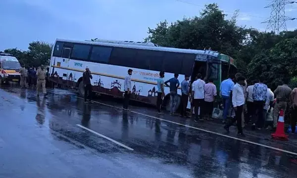 Hathras Road Accident: तेरहवीं से लौट रहे थे लोग तभी हुआ हादसा, 17 की मौत, 16 की हालत गंभीर