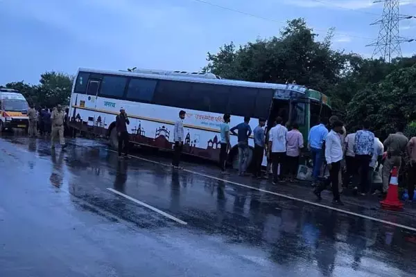 Hathras Road Accident: तेरहवीं से लौट रहे थे लोग तभी हुआ हादसा, 17 की मौत, 16 की हालत गंभीर