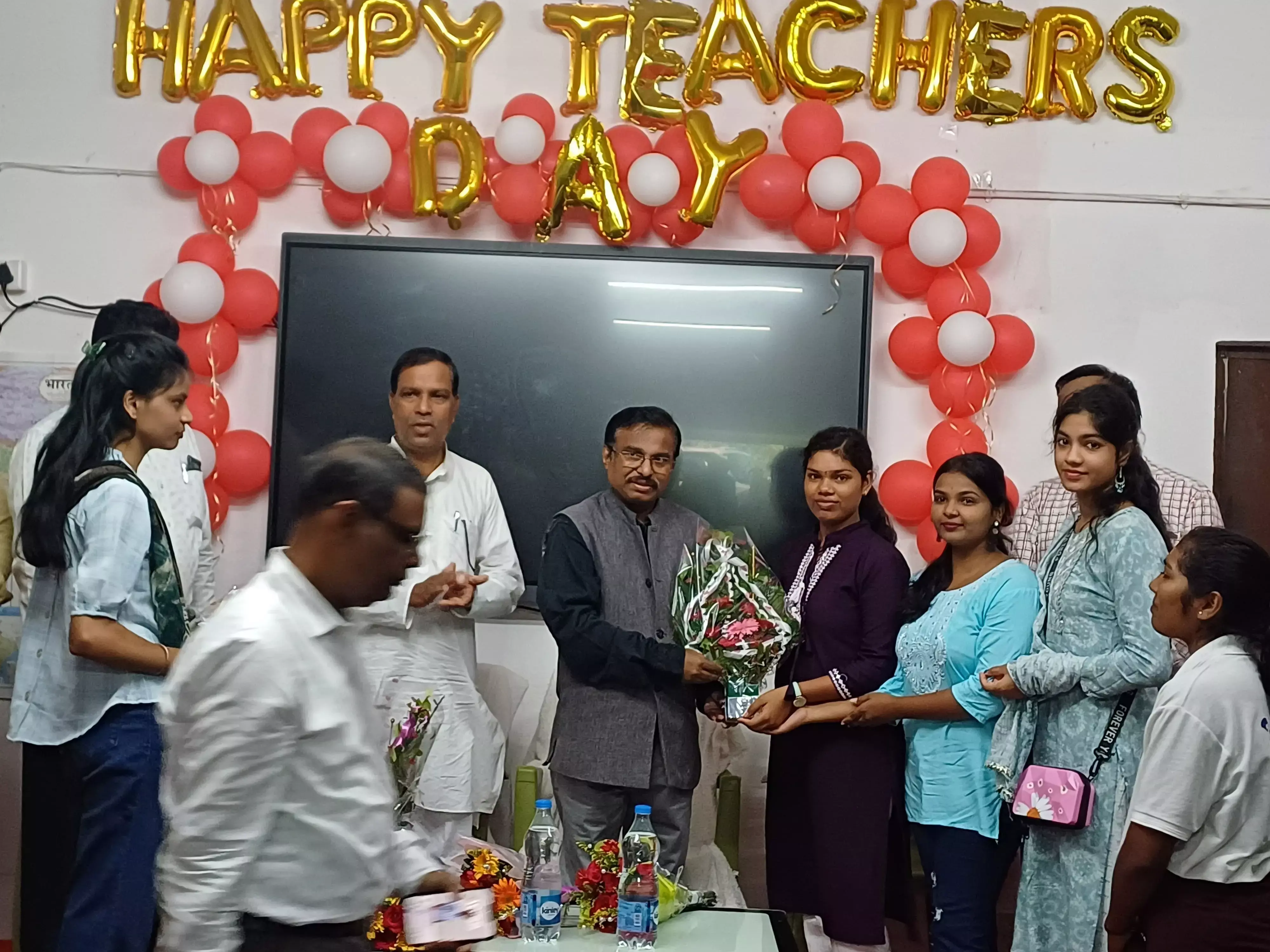 CG IAS News: एक IAS की बीजापुर के छोटे से गांव से शुरू हुई संघर्ष की कहानी और......