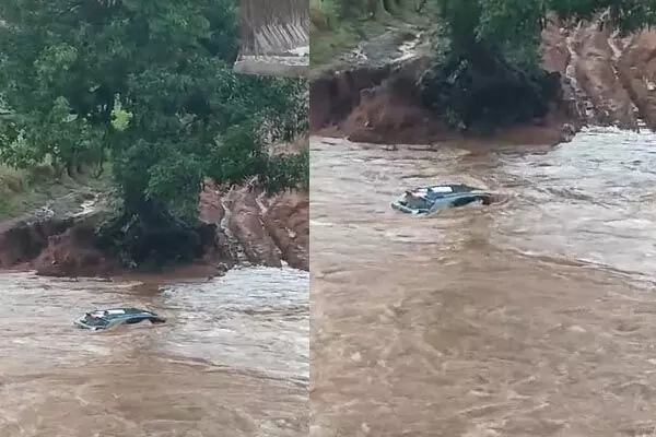 Surguja News: नदी की तेज धार में बहने लगी कार, चार युवक थे सवार, ग्रामीणों ने ऐसे बचाई