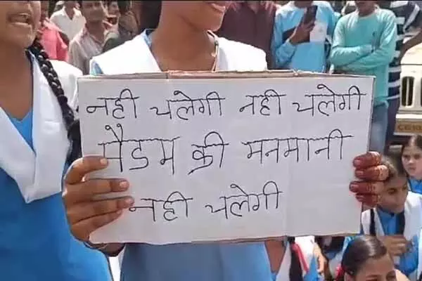 Bilaspur News: बाथरुम वीडियों के नाम पर ब्लैकमेल करने वाली आश्रम अधीक्षका की छुट्टी: जेल भेजने की धमकी देने वाली तहसीलदार पर भी हो रही कार्रवाई की मांग Bilaspur News: बाथरुम वीडियों के नाम पर ब्लैकमेल करने वाली आश्रम अधीक्षका की छुट्टी: जेल भेजने की धमकी देने वाली तहसीलदार पर भी हो रही कार्रवाई की मांग