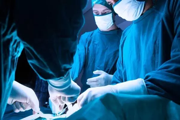 Saran Doctor News: वाह रे डॉक्टर साहब, यूट्यूब पर वीडियो देखकर कर किया ऑपरेशन, मरीज की मौत Saran Doctor News: वाह रे डॉक्टर साहब, यूट्यूब पर वीडियो देखकर कर किया ऑपरेशन, मरीज की मौत