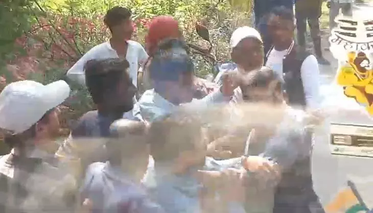 Mungeli News: बस में यात्री बिठाने को लेकर भिड़े ड्राइवर और कंडेक्टर, मारपीट का वीडियो वायरल... Mungeli News: बस में यात्री बिठाने को लेकर भिड़े ड्राइवर और कंडेक्टर, मारपीट का वीडियो वायरल...