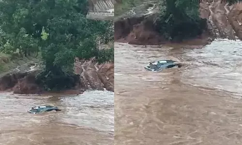 Surguja News: नदी की तेज धार में बहने लगी कार, चार युवक थे सवार, ग्रामीणों ने ऐसे बचाई