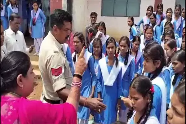 Bilaspur News: तहसीलदार ने छात्राओं को दी जेल भेजने की धमकी: ब्‍लैकमेलिंग और अव्‍यव्‍स्‍थाओं के विरोध में छात्राएं कर रहीं थी प्रदर्शन