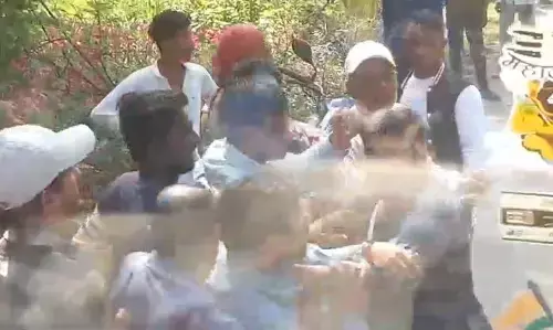 Mungeli News: बस में यात्री बिठाने को लेकर भिड़े ड्राइवर और कंडेक्टर, मारपीट का वीडियो वायरल...