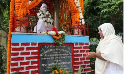 Sarveshvari Samooh: कीनाराम जन्म षष्ठी की पूजा-पाठ क़े साथ अघोरेश्वर भगवान राम जयंती पर्व की हुई शुरुआत