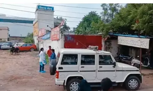 CG Crime: राजधानी में कार के अंदर मिली महिला की लाश, इलाके में सनसनी, पुलिस जांच में जुटी