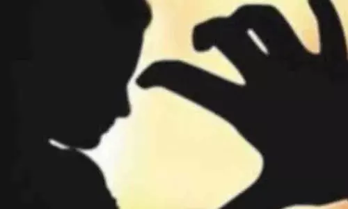 Jabalpur News: नौकरी के बदले प्रिंसिपल ने टीचर से की अश्लील डिमांड, छात्राओं के साथ करते हैं गंदी हरकत, अब SP ऑफिस पहुंचे