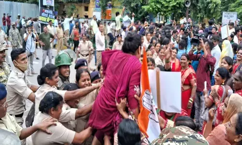 Chhattisgarh News: CM हाउस घेरने निकली महिला कांग्रेसियों को पुलिस ने पहले ही घेर लिया: जमकर हुई धक्‍का-मुक्‍की