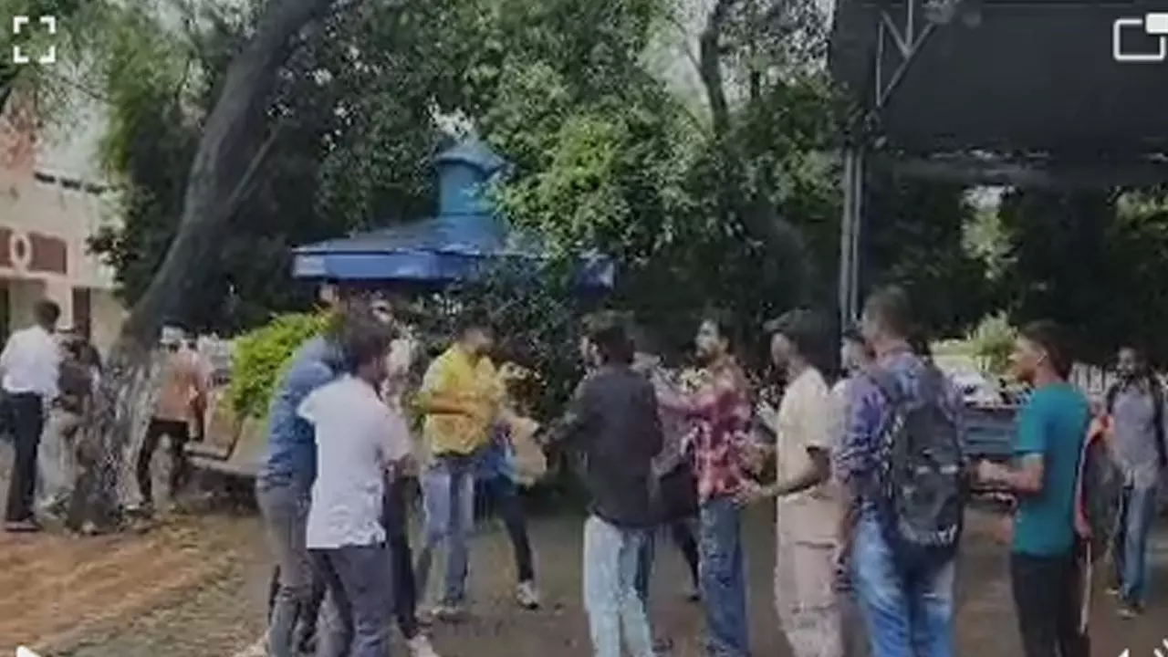 Bilaspur News: यूनिवर्सिटी के छात्र आपस में भिड़े, जमकर चले लात–घुसे, देखें वीडियो... Bilaspur News: यूनिवर्सिटी के छात्र आपस में भिड़े, जमकर चले लात–घुसे, देखें वीडियो...