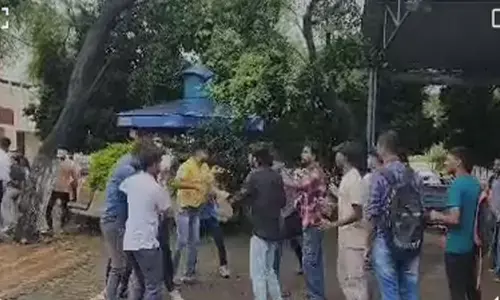 Bilaspur News: यूनिवर्सिटी के छात्र आपस में भिड़े, जमकर चले लात–घुसे, देखें वीडियो...