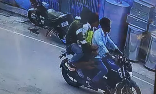 Balrampur News: दिनदहाड़े ज्वेलरी दुकान कट्टे की नोक पर लूट, आक्रोशित व्यापारियों ने किया बाजार बंद...