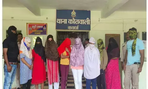 Kawardha: बडे़ देहव्यापार का खुलासा, ग्राहक बनकर पहुंची पुलिस ने दो कमरे से महिला-युवतियों को आपत्तिजनक हालत में पकड़ा...