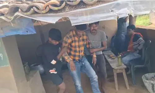 Jaspur Drunk Teacher: फिर शराबी शिक्षक का वीडियो वायरल, बच्चे बोले- नशे में मारते हैं सर, हुए सस्पेंड...