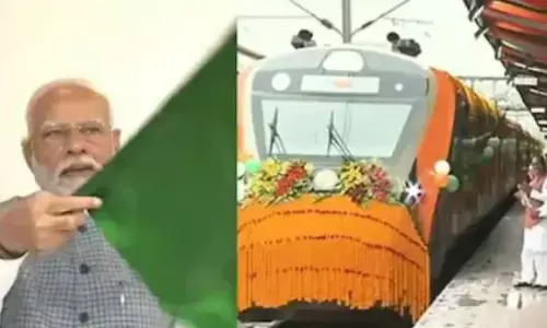 PM Modi Jharkhand Visit: PM मोदी ने 6 नई वंदे भारत ट्रेनों को दिखाई हरी झंडी, 650 करोड़ रुपये से ज्यादा परियोजनाओं का किया शिलान्यास