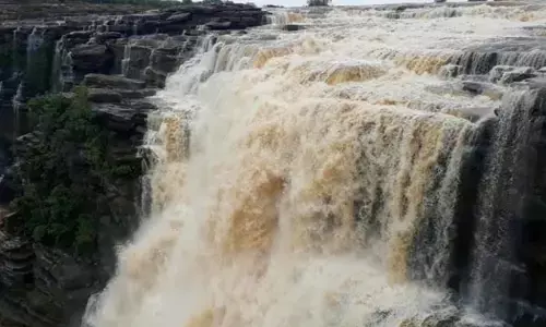 Kaimur News: 15 घंटे से पानी की तेज धार में फंसे 8 लोग, रेस्क्यू में जुटी SDRF और NDRF की टीम