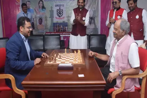CG News: शतरंज प्रतियोगिता में शामिल हुए सांसद बृजमोहन अग्रवाल, बोले - धैर्य, योजना और सही समय पर निर्णय लेने की कला सिखाता है शतरंज