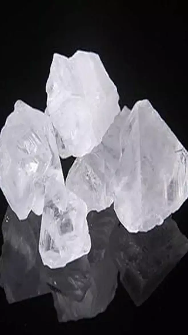 Fitkari Ke Fayde: पीरियड्स चलते हो लंबे या खूनी बवासीर से हों परेशान तो करें फिटकरी का इस्तेमाल, जानिए कमाल के फायदे