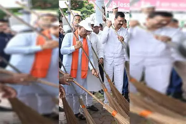 Chhattisgarh News: सीएम विष्‍णुदेव से झाडू लगाकर किया ‘स्वच्छता ही सेवा’ पखवाड़ा का शुभारंभ: हरी झंडी दिखाकर किया स्वच्छता वाहनों रवाना
