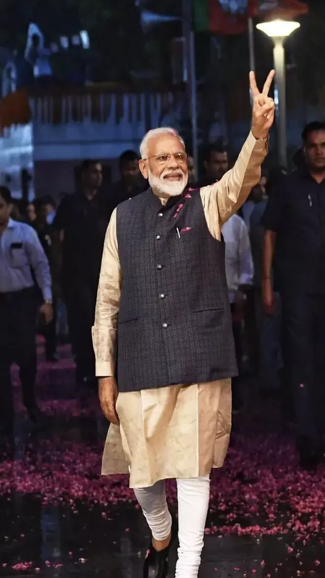 PM Modi Lifestyle: 3 घंटे की नींद, 40 मिनट तक योग, स्किन के लिए अपनाते हैं घरेलू नुस्खे, यहां जानिए PM मोदी की लाइफस्टाइल के बारे में...