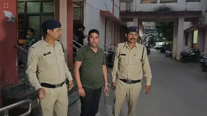 CG Teacher Arrested: नौकरी लगाने और ट्रांसफर करवाने के नाम पर ठगी करने वाला शिक्षक गिरफ्तार, 60 लाख का लगाया था चूना