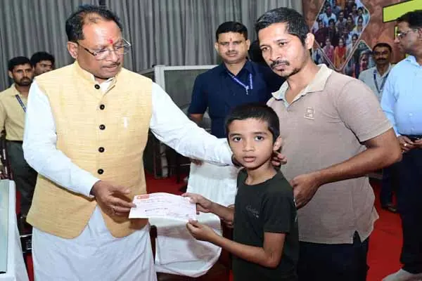 CM Jandarshan: एस्ट्रोफी ऑफ ब्लैडर से पीड़‍ित लक्ष्य के इलाज के लिए मुख्यमंत्री ने दिया 25 हजार का चेक: दूर की पिता की चिंता